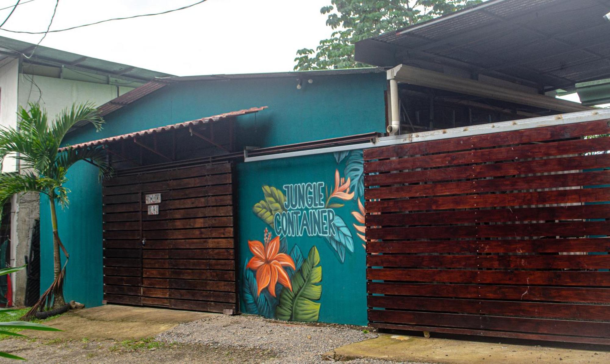 The Jungle Container Bed and Breakfast Quepos Exteriör bild