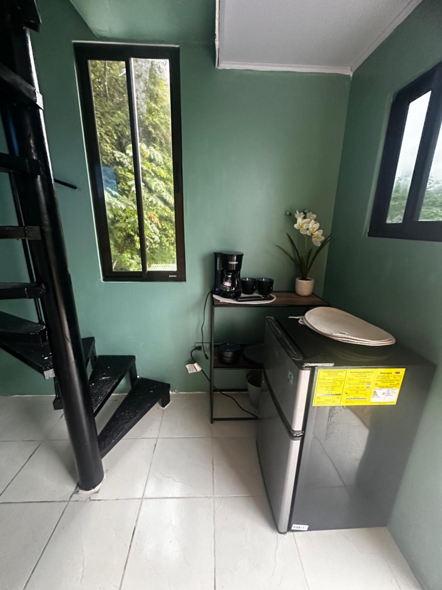 The Jungle Container Bed and Breakfast Quepos Exteriör bild