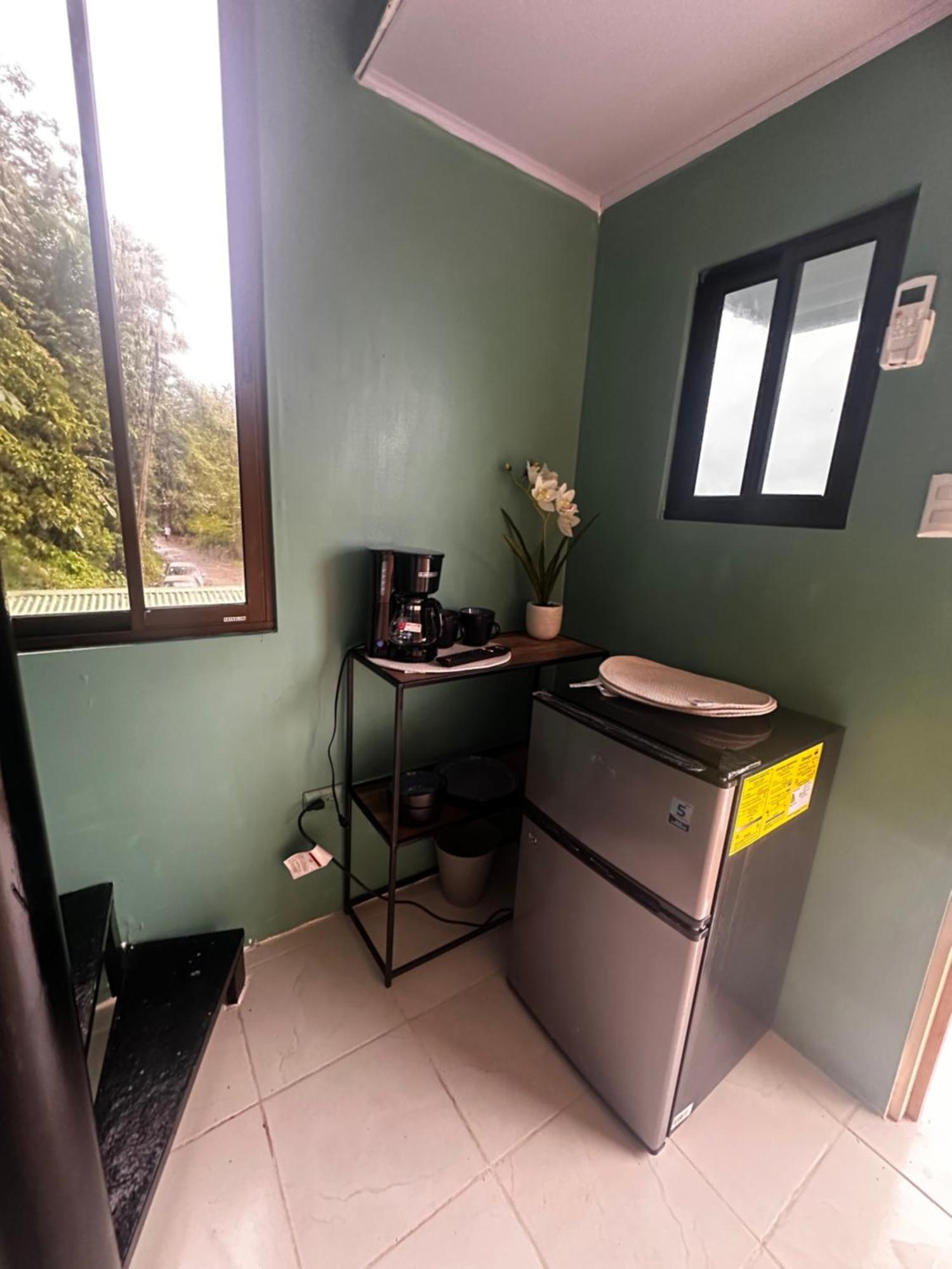 The Jungle Container Bed and Breakfast Quepos Exteriör bild